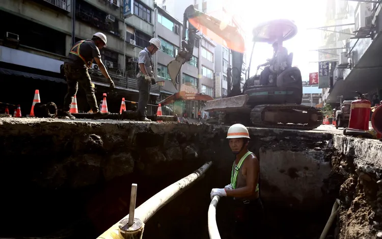 南京西路路面塌陷。林林攝