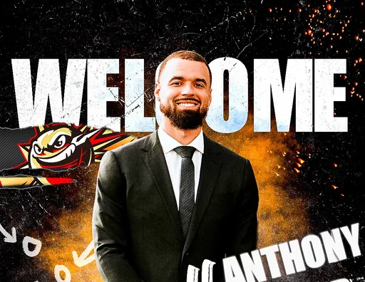 「塔克老師」回來上課了！這次不打球改當T1太陽總教練