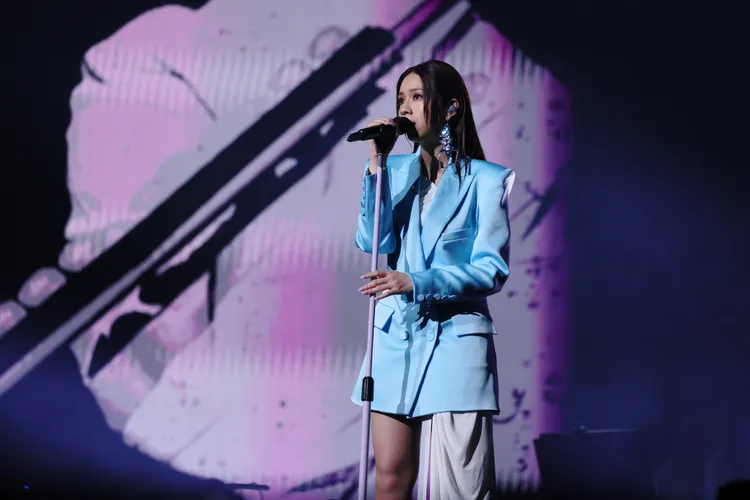 告五人女主唱深情演唱。相信音樂提供