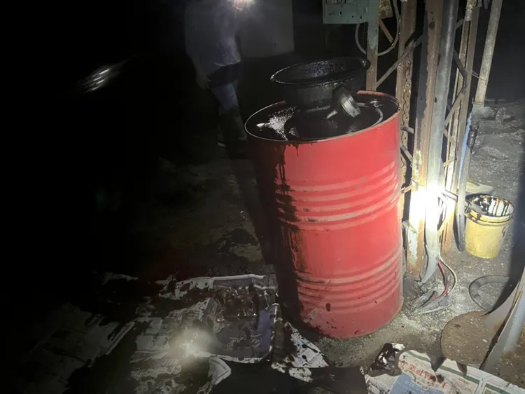 鑄鋁工廠內翻倒的油桶。環保局提供