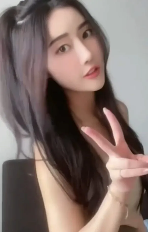 長髮俏麗女孩展現舞姿。IG Reels@reiiko_syxxxx 提供