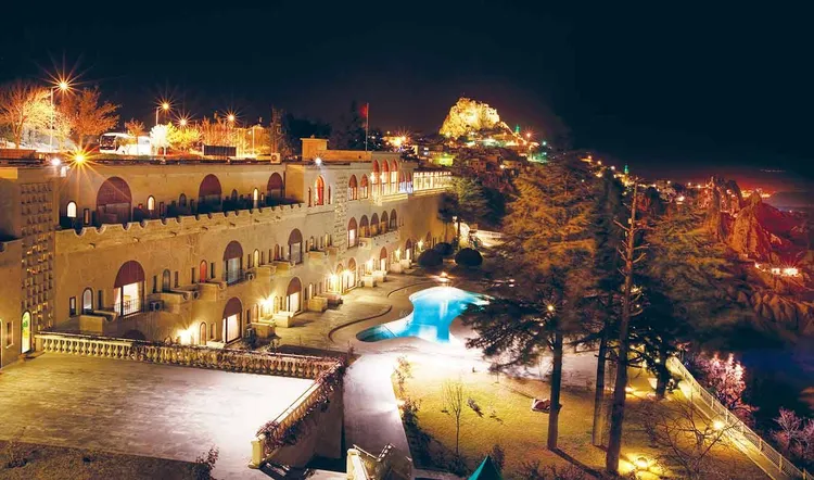 可樂旅遊針對土耳其熱氣球團體行程，特別安排旅客入住洞穴風格飯店。可樂旅遊提供