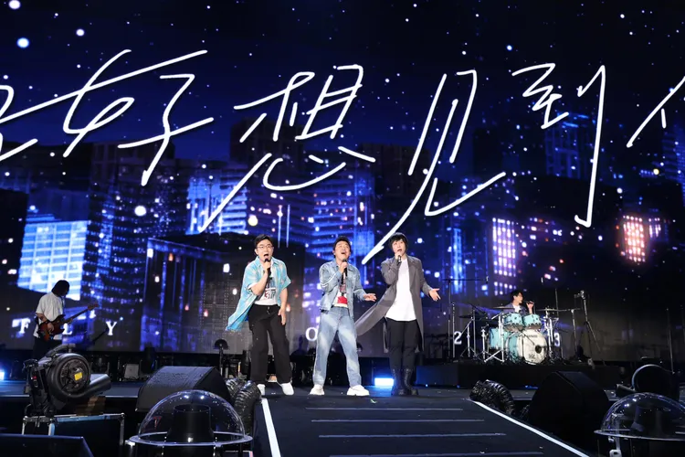 黃渤（前排中）和導演董成鵬（左）日前在五月天演唱會上與阿信合唱《倔強》。翻攝董成鵬微博