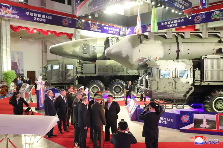 北韓領導人金正恩（中）向俄羅斯國防部長蕭依古等人介紹北韓武器發展。路透社