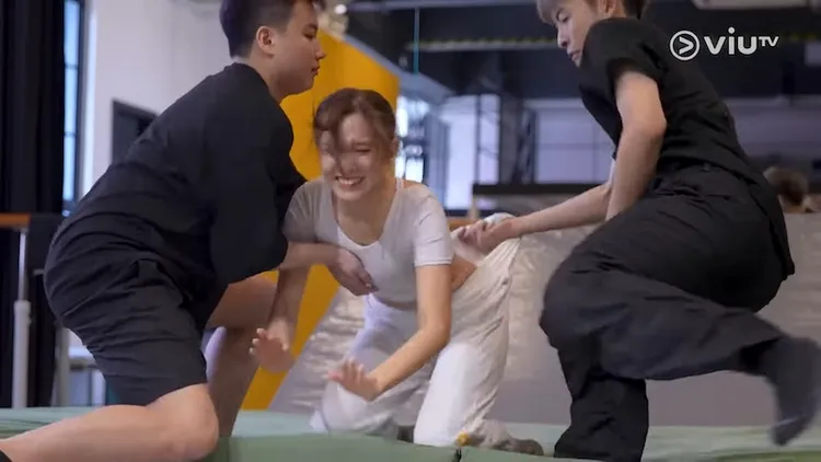 第四次著地時，左邊的教練觸碰到許寶恆胸部，有網民質疑是非禮，但有人認為只是不小心。翻攝《MM730 - 男女自然觀察學會》