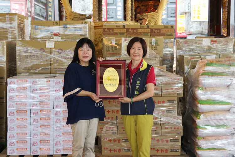 八里五福宮連續七年捐贈普渡物資給市府救濟弱勢，累計市價超過千萬元。社會局提供