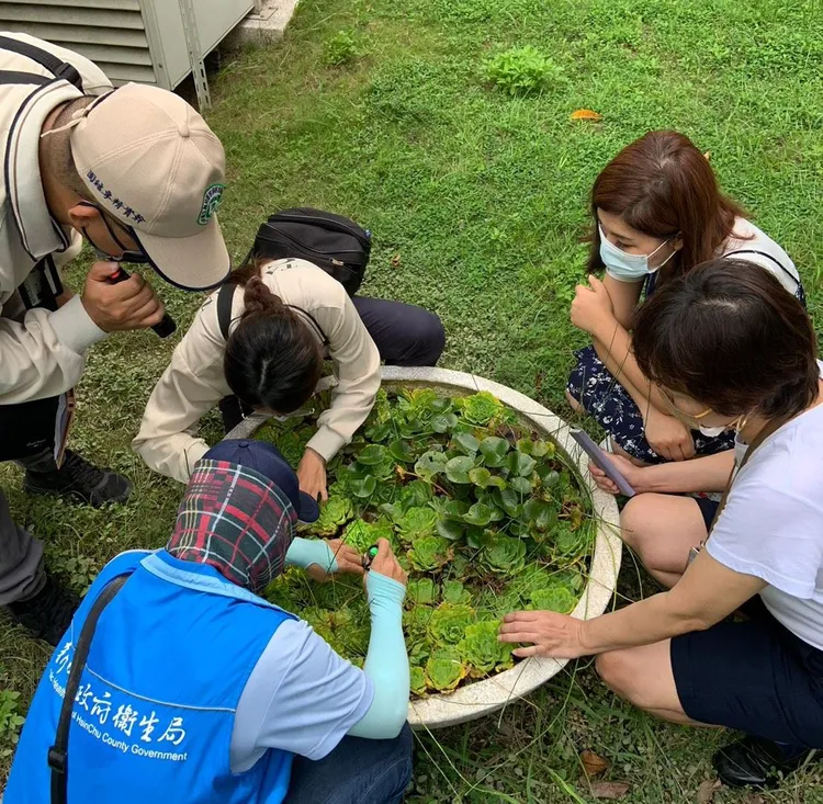 衛生局派員衛教，指導如何清除孳生源。新竹縣府提供