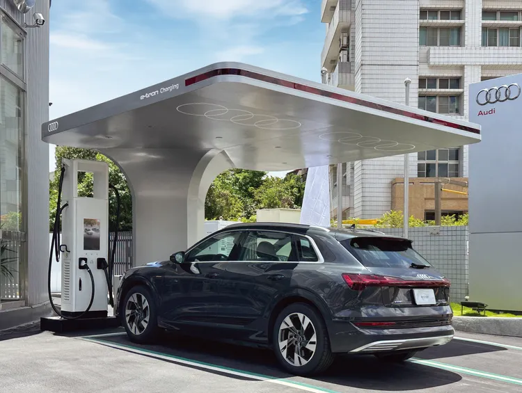 Audi Charging Shelter永續充電站頂部搭載高效太陽能轉換系統，可儲存電能供應頂棚夜間燈光，達到裝置能源自給自足的永續狀態。原廠照片