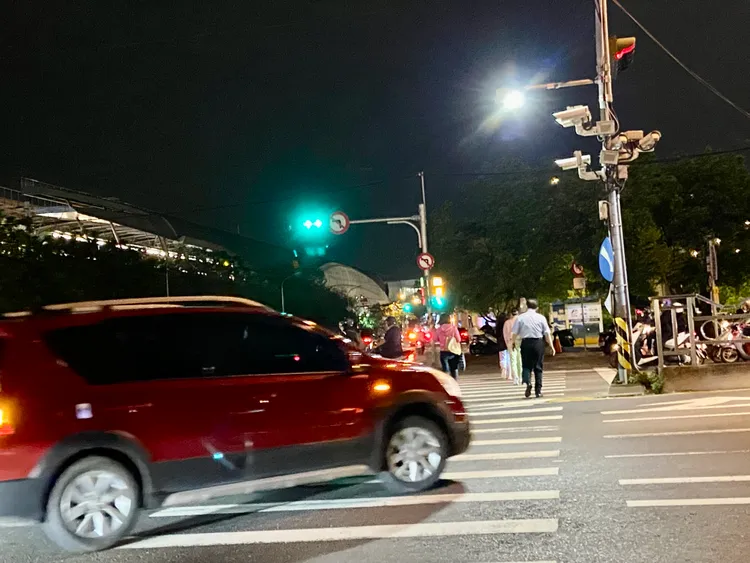 交通局針對行人穿越量大之需求路口加裝感應式照明，提升行人安全。資料照片