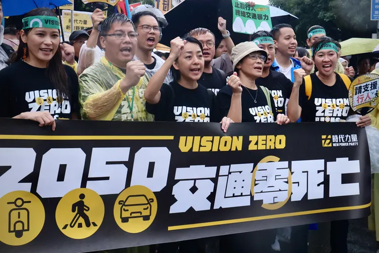 時代力量黨主席王婉諭率領黨公職參與遊行。林林攝