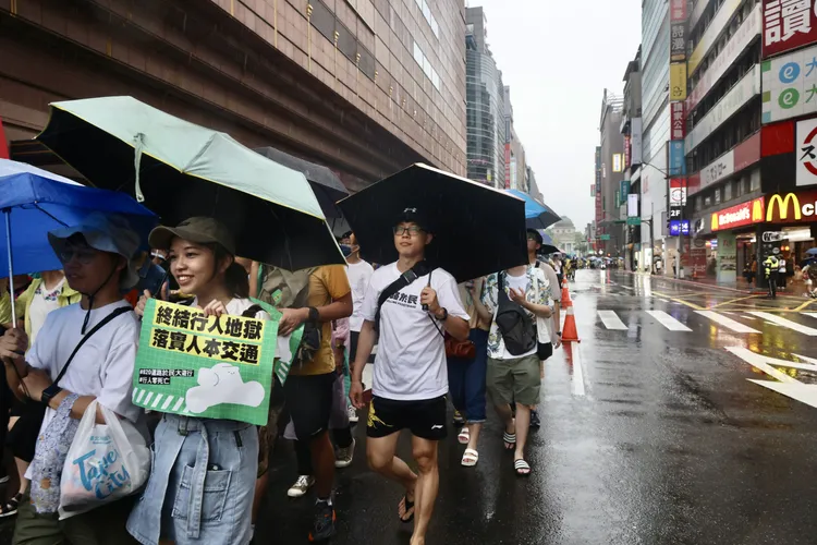 遊行隊伍昨行經台北車站附近。林林攝