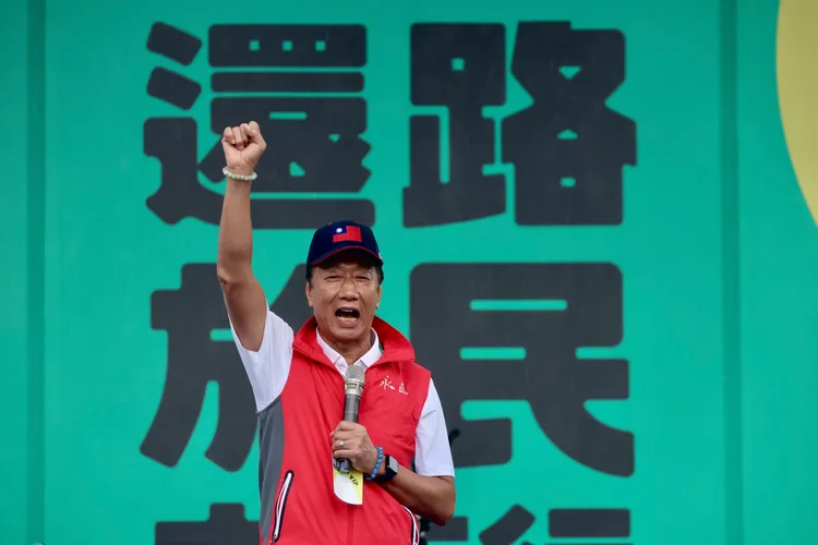 郭台銘以「永齡基金會創辦人」身份搶頭香上台發言。林林攝