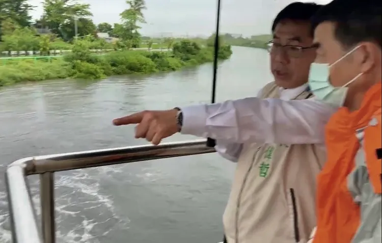 黃偉哲視察安南區抽水站運作情形。市府提供