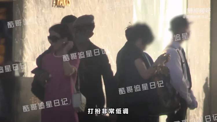 方媛進入商場時，戴著別款耳環。翻攝酷哥追星日記微博