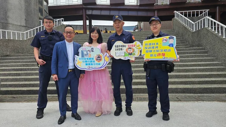 基基隆市議長童子瑋上午也到校門口，與警員一起向家長宣導反詐騙，以提升民眾「識詐」能力。翻攝照片