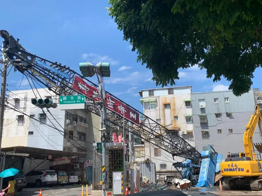 新北永和工地怪手砸毀變電箱 熱爆ing!600多戶停電沒冷氣吹