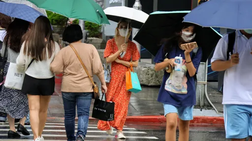 「颱風假」達標地區曝光！強颱蘇拉暴風圈今觸陸　3縣市大雨特報