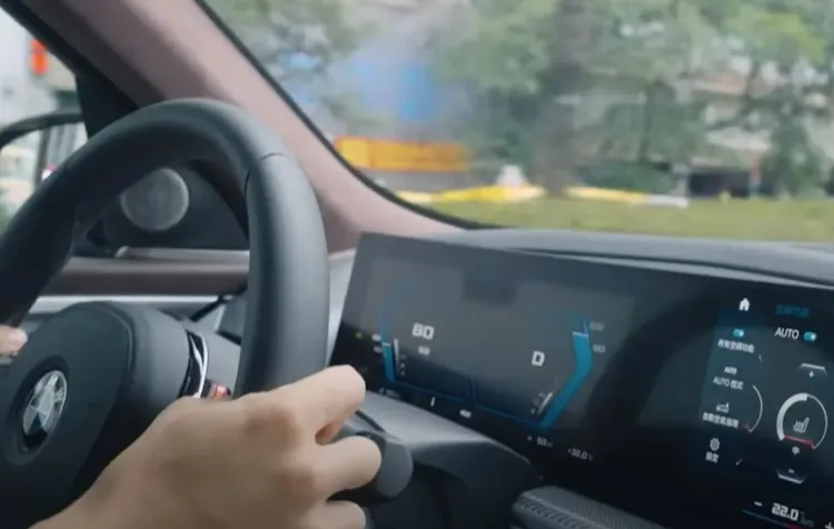 畫面顯示車速一度超過80公里。翻攝自Empire Motor Club / EWC頻道