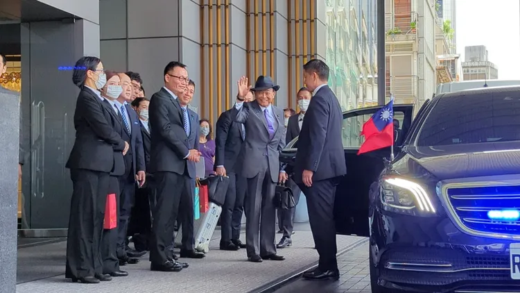 麻生太郎今早離開下榻的晶華飯店時，和現場國內外媒體揮手致意。蘇柏銓攝