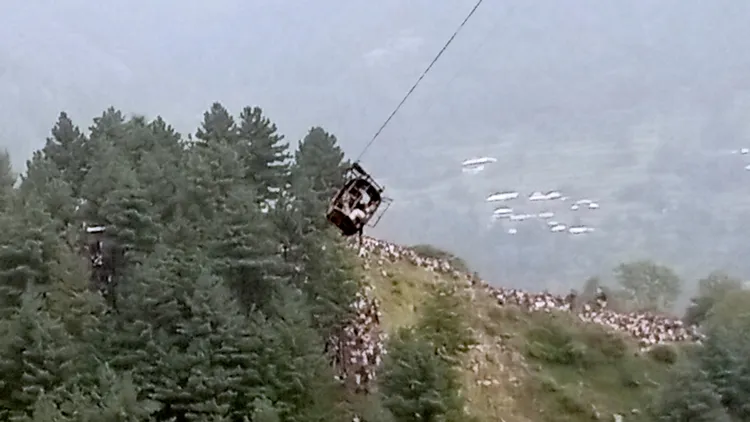 巴基斯坦纜車纜索斷裂，乘客被困在高山峽谷中。美聯社