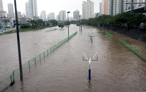 釜山籃球架半身浸水　卡努入北韓降為熱低壓