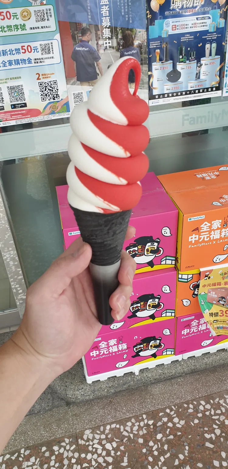 有網友說：「賣很好欸，大家都人手一支」。翻攝《全家便利商店 / 7-11 超商新品&好物分享區》社團