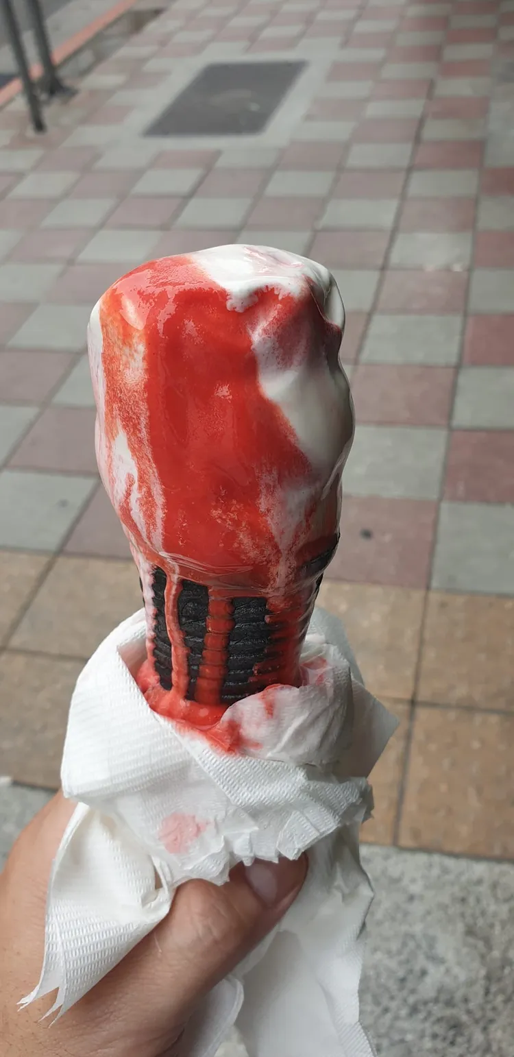 買霜淇淋後悲劇了！翻攝《全家便利商店 / 7-11 超商新品&好物分享區》社團