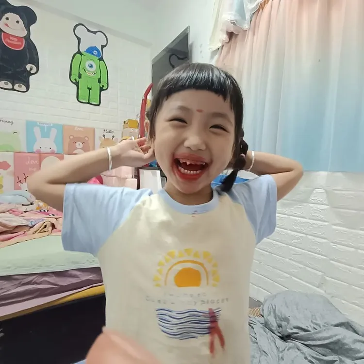網友在臉書分享孫女吃完霜淇淋後的囧況，她寫道：「吃完了霜淇淋後就成這副模樣了」。翻攝《吳秀茹》臉書