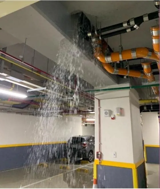 昨晚斯文首善地下停車場因暴雨漏水狂噴。翻攝徐巧芯臉書