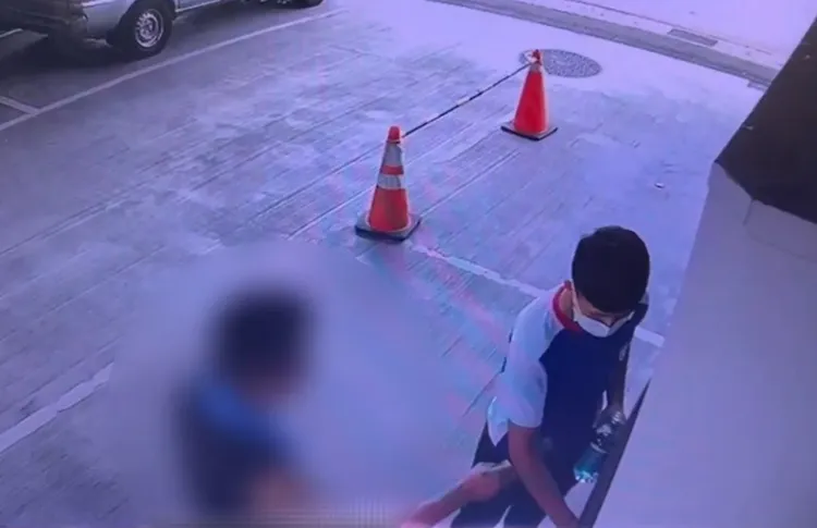 林男持寶特瓶到加油站買汽油。翻攝畫面