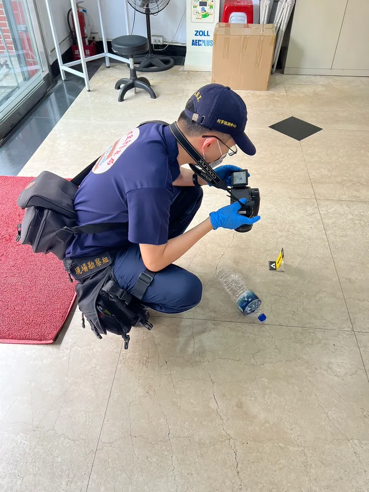 警方前往分局內鑑識。翻攝畫面