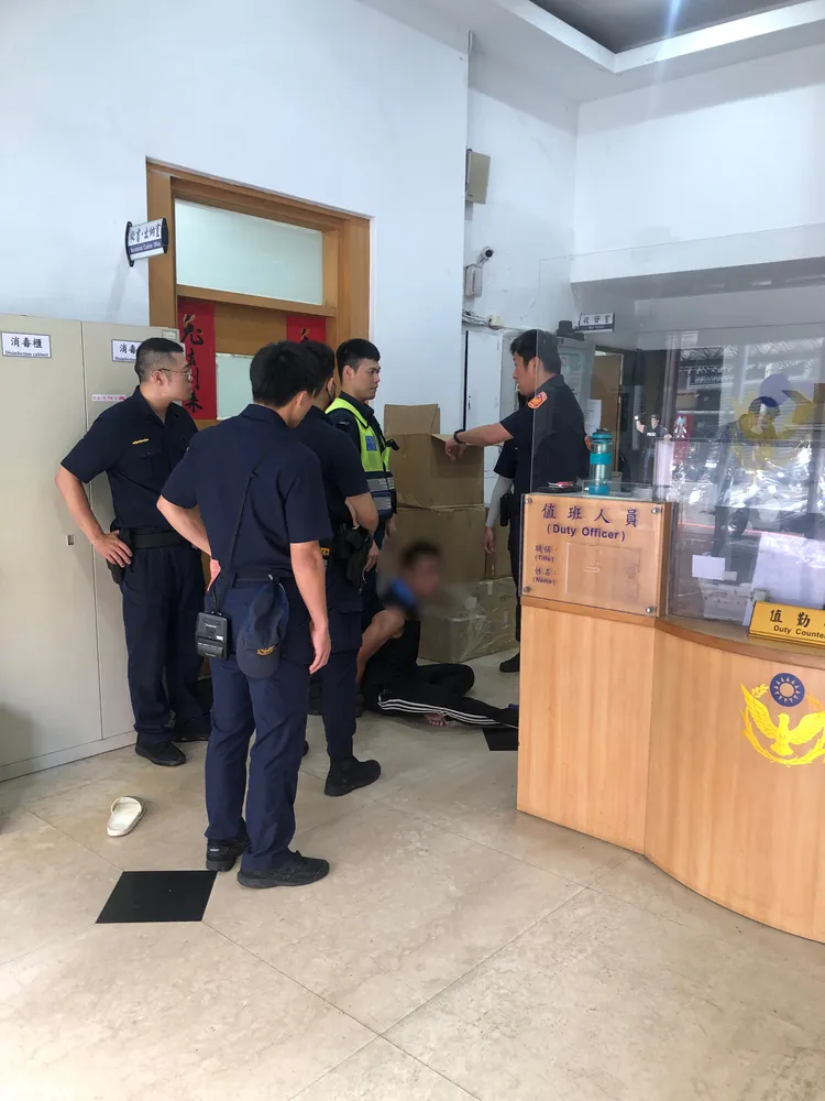 警備隊警力將林男壓制。翻攝畫面