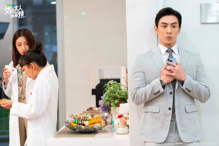 管麟（右）在《女兒大人加個賴》飾型男律師。衛視原創提供