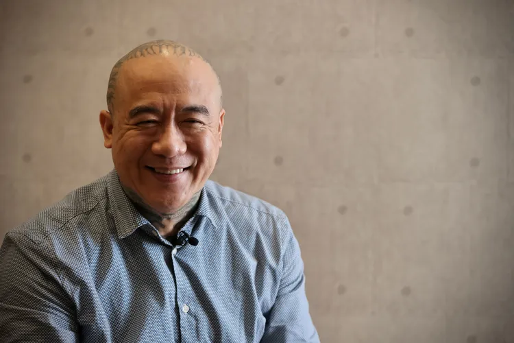 鋼鐵爸脫下眼鏡比較和藹可親。林林攝