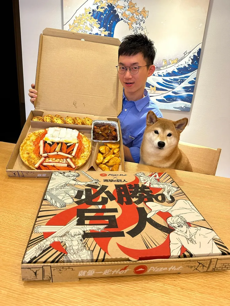 視網膜搶先開箱進擊巨人披薩，透露巨人的頭蓋骨是麻糬做的。翻攝自臉書「視網膜 Retina」
