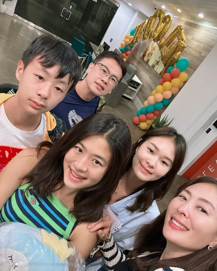 賈永婕全家感情和樂。取自賈永婕臉書