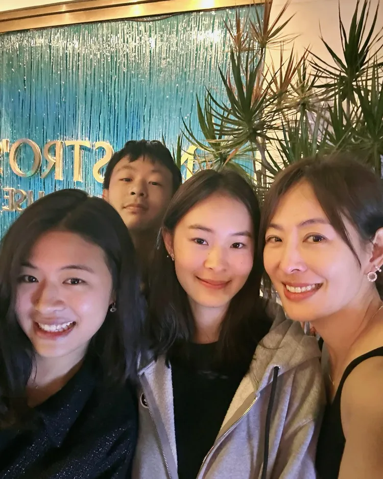 賈永婕全家感情和樂。取自賈永婕臉書