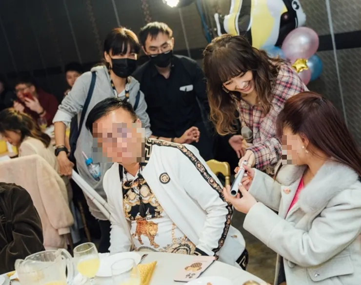 賴男（圖左）為了舉辦女兒的滿月派對，大手筆花120萬設宴，當時更找來美聲歌后朱俐靜（右2）參與。民眾提供