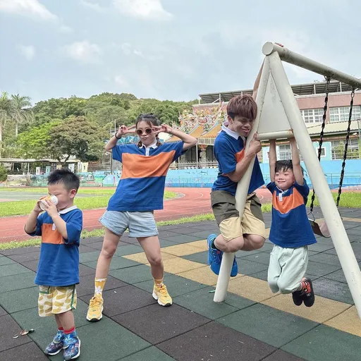 兄弟上幼稚園太反差!整個大班僅哥哥黏老師大哭 二伯反應讓網友筆記了