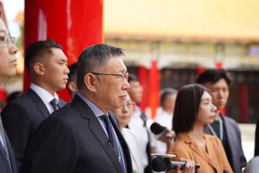 柯文哲願和郭台銘喝咖啡　聞館長下跪求「郭柯侯合作」這樣說