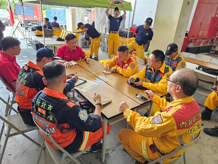 消防署、新北與台中搜救隊員中午已出發土石流受災嚴重的廬山溫泉區，進行救援任務。消防署提供