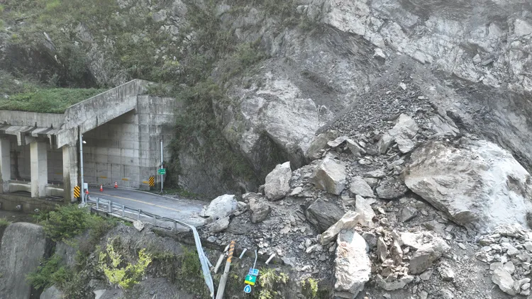 中橫便道3.9K崩落大小石塊，交通中斷。公路總局提供