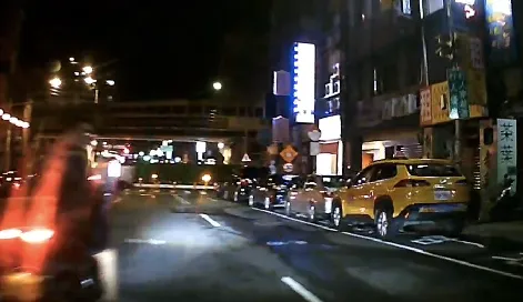 陳男未戴安全帽騎車，還不滿計程車按喇叭，竟直接將對方攔下嗆聲。翻攝照片