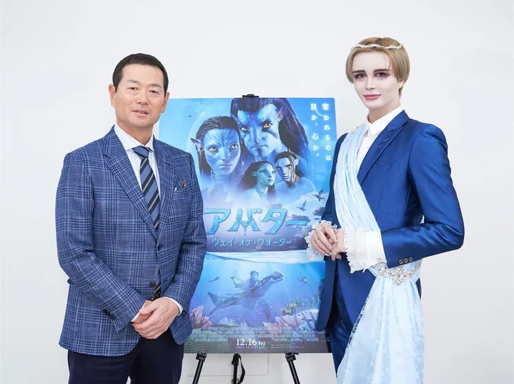 Matt（右）曾與父親桑田真澄一同宣傳《阿凡達：水之道》。翻攝mattkuwata_official2018 IG