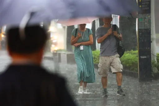 氣象局發國家警報!雙北大雷雨 新北防溪流暴漲