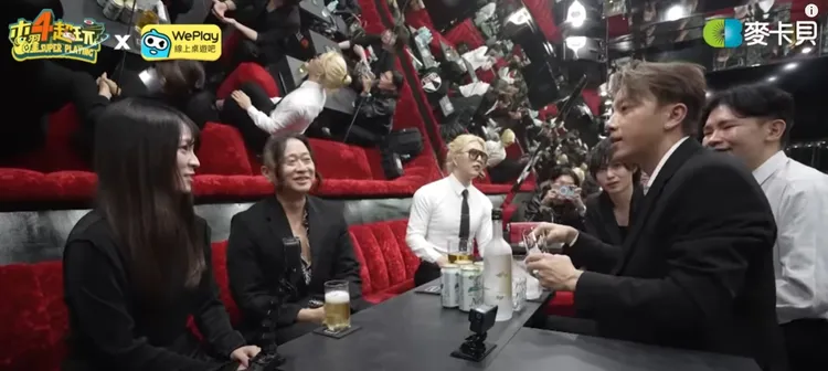 坤達（右）與邰智源（左二）在羅蘭指導下招呼女客人。翻攝《木曜4超玩》