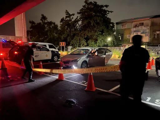 台南驚傳25歲男頭中彈!鮮血濺白衣陳屍轎車 警方起出槍枝查死因