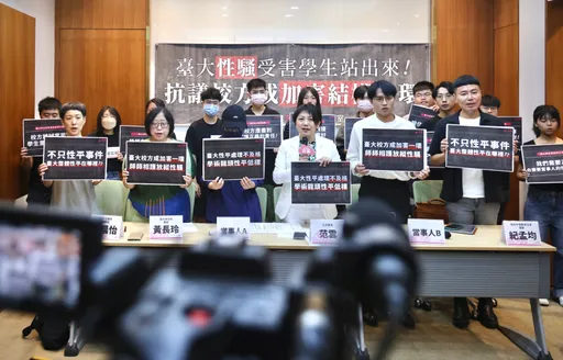4台大生現身控訴舍監、教授「強吻揉臀」 立委轟校方二度傷害