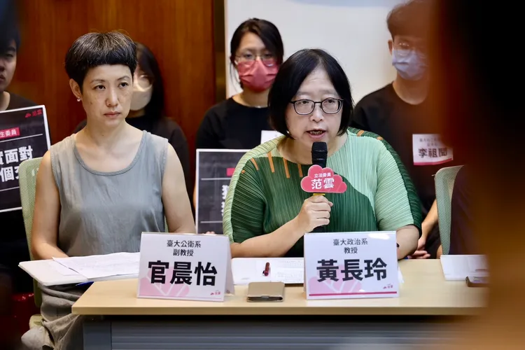 官晨怡（左）批評，台大的性平機制沒有在運作，讓弱勢更弱勢、強勢者被保護。林林攝