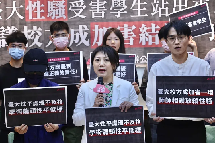 范雲偕同台大學生召開記者會。林林攝